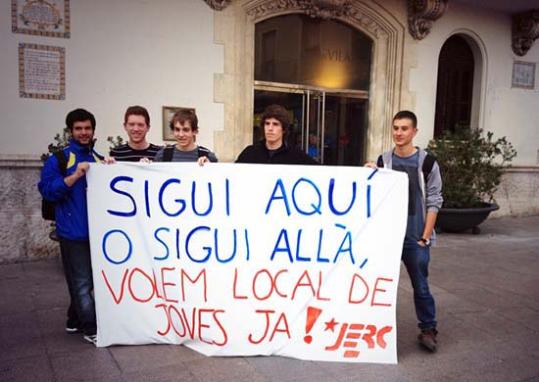 JERC. Protesta de la JERC davant l'Ajuntament de Vilafranca