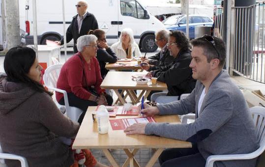 PSC Calafell. Punt dinformació a lentrada de lestació de tren de Segur de Calafell