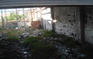 ICV. Queixes veïnals per la brutícia que acumula un edifici abandonat al Vendrell