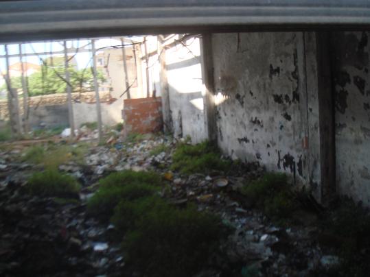 ICV. Queixes veïnals per la brutícia que acumula un edifici abandonat al Vendrell