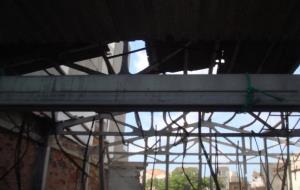 Queixes veïnals per la brutícia que acumula un edifici abandonat al Vendrell