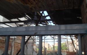 Queixes veïnals per la brutícia que acumula un edifici abandonat al Vendrell