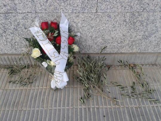 Eix. Ram de flors a la comissaria dels Mossos d'Esquadra