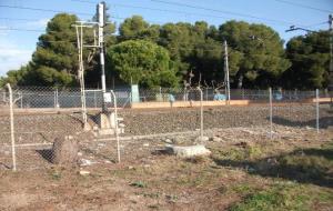 Ajuntament del Vendrell. Reparen la tanca de les vies del tren malmesa per lincivisme al Vendrell