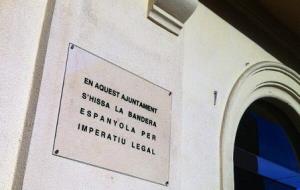 Ajt Sant Sadurní d'Anoia. Sant Sadurní penja la placa 'En aquest ajuntament s'hissa la bandera espanyola per imperatiu legal'