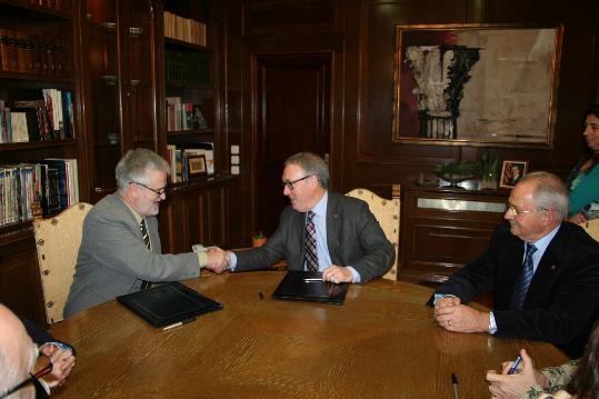 Diputació de Tarragona. Signatura del conveni entre el president de la Diputació de Tarragona, Josep Poblet, i l'alcalde del Vendrell, Martí Carnicer