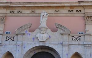 Plataforma per Catalunya. Taques de pintura a la façana de l'església de Sant Antoni Abat