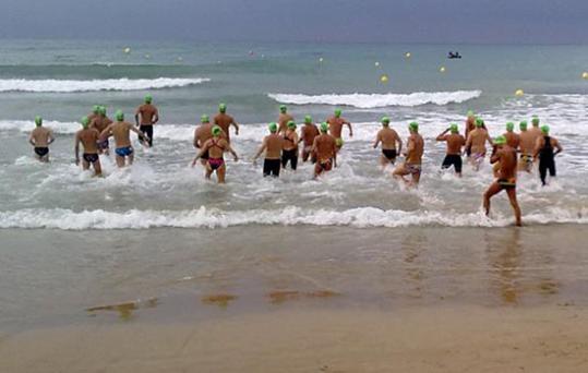 Eix. Travessada nedant a la platja de Vilanova