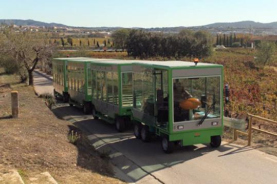 Bodegues Torres. Tren turístic elèctric-solar de Torres