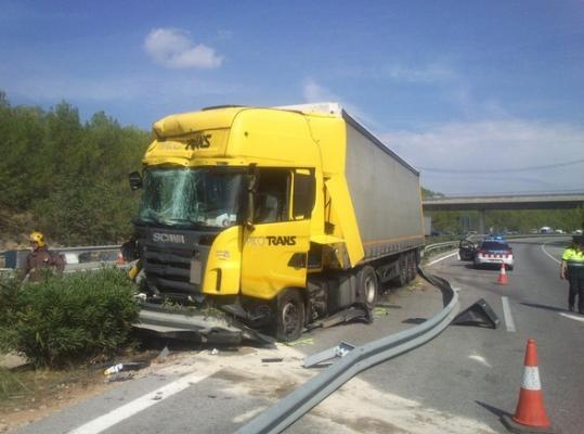 Ramon Delgado. Un accident entre dos camions i una furgoneta talla l'autopista C-32 al Garraf