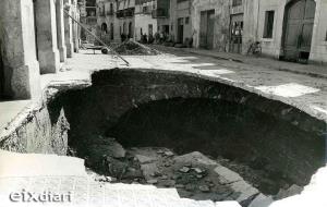 Un dels tres forats al carrer Unio