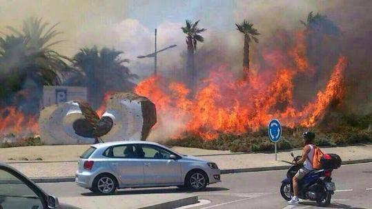 EIX. Un incendi crema el jardí de Can Vinyals i la rotonda del principal accés de Sitges