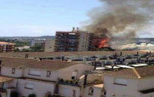 Un incendi crema el jardí de Can Vinyals i la rotonda del principal accés de Sitges