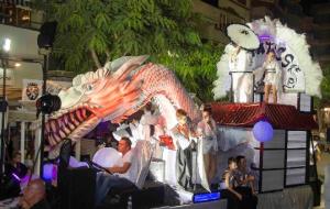 Ajuntament de Calafell. Un miler de persones, al Carnaval dEstiu de Calafell