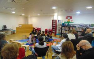 Biblioteca pública Terra . Una quarentena d'infants, a les activitats amb DO de la biblioteca del Vendrell 