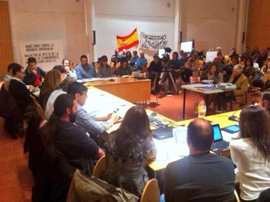 EIX. Una vintena de persones van protestar dimarts al vespre al ple municipal pel veto a la Legió