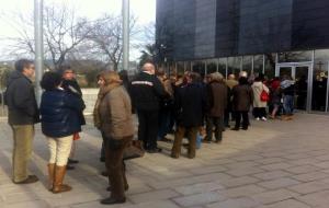 Unes 200 persones fan cua als jutjats de Vilanova per autoinculpar-se del 9N