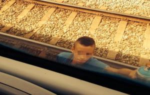 EIX. Usuaris de Rodalies denuncien uns vàndals que aturen el tren per fer-hi pintades