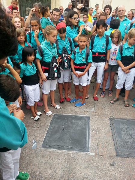 Ajuntament de Vilafranca. Vilafranca descobreix la placa commemorativa del primer 3 de 10 amb folre i manilles