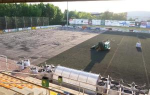 Ajuntament de Vilafranca. Vilafranca substitueix la gespa artificial del camp de futbol de la zona esportiva