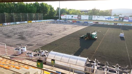 Ajuntament de Vilafranca. Vilafranca substitueix la gespa artificial del camp de futbol de la zona esportiva