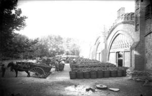 Fons Codorniu S.A.. Vista exterior de l'antiga zona de premses: carros amb matxos i portadores de raïm a l'espera de ser entrats