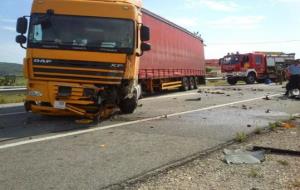 Xoc mortal a la N-340 entre un turisme i un camió a Avinyonet del Penedès