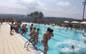 227 persones salten a la piscina per l’'esclerosi múltiple. Ajt Sant Sadurní d'Anoia