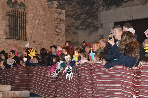 Cavalcada dels Reis a Vilanova i la Geltrú 2015. Els infants esperen ansiosos la sortida dels Reis. Cavalcada dels Reis a Vilanova i la Geltrú 2015