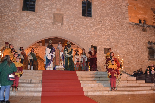 Cavalcada dels Reis a Vilanova i la Geltrú 2015. Els Reis surten del Castell de la Geltrú per iniciar la cavalcada. Cavalcada dels Reis a Vilanova i la Geltrú 2015