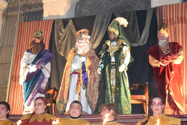 Cavalcada dels Reis a Vilanova i la Geltrú 2015. Els tres reis esperen l'arribada de les carrosses. Cavalcada dels Reis a Vilanova i la Geltrú 2015