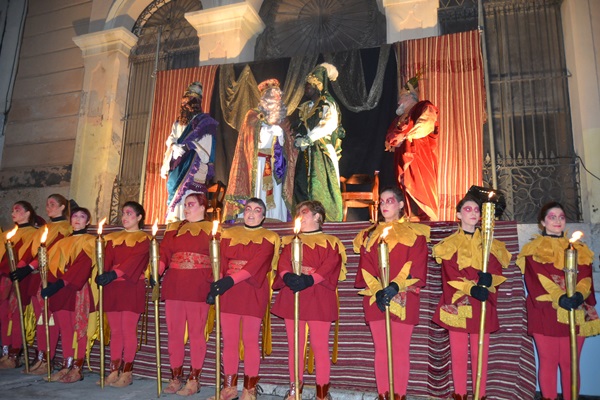 Cavalcada dels Reis a Vilanova i la Geltrú 2015. Els tres reis esperen l'arribada de les carrosses. Cavalcada dels Reis a Vilanova i la Geltrú 2015