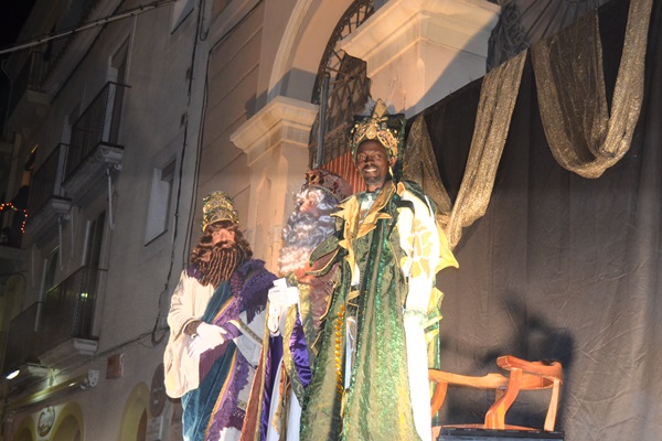 Cavalcada dels Reis a Vilanova i la Geltrú 2015. Els tres reis esperen l'arribada de les carrosses. Cavalcada dels Reis a Vilanova i la Geltrú 2015