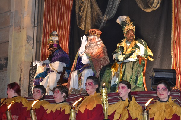 Cavalcada dels Reis a Vilanova i la Geltrú 2015. Els tres reis esperen l'arribada de les carrosses. Cavalcada dels Reis a Vilanova i la Geltrú 2015
