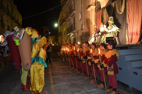 Cavalcada dels Reis a Vilanova i la Geltrú 2015. Els portadors de joguines. Cavalcada dels Reis a Vilanova i la Geltrú 2015