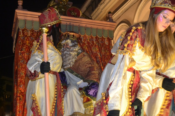 Cavalcada dels Reis a Vilanova i la Geltrú 2015. La carrossa del rei Melcior. Cavalcada dels Reis a Vilanova i la Geltrú 2015