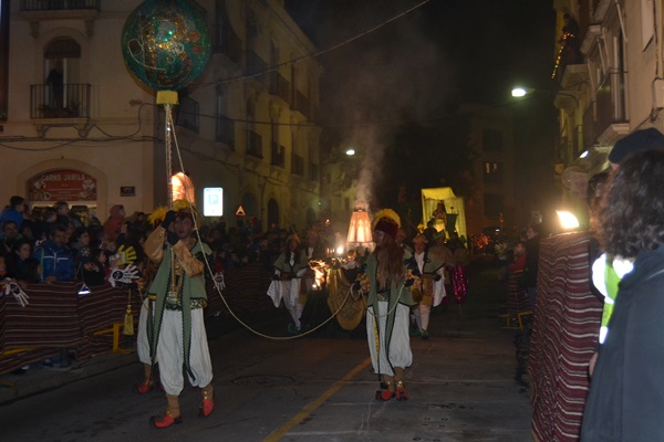 Cavalcada dels Reis a Vilanova i la Geltrú 2015. El seguici del rei Baltasar. Cavalcada dels Reis a Vilanova i la Geltrú 2015