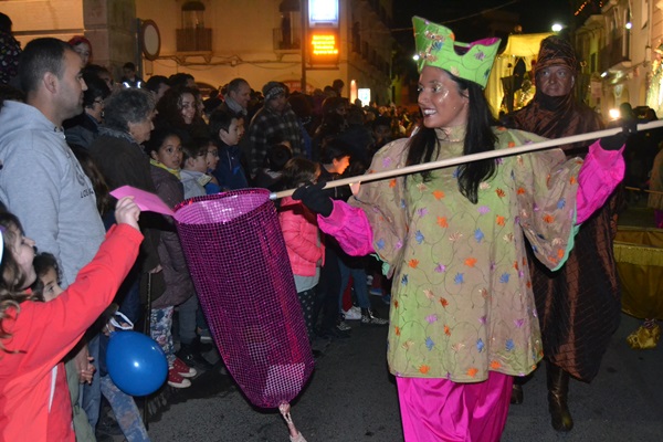Cavalcada dels Reis a Vilanova i la Geltrú 2015. Els patges recollint les cartes. Cavalcada dels Reis a Vilanova i la Geltrú 2015