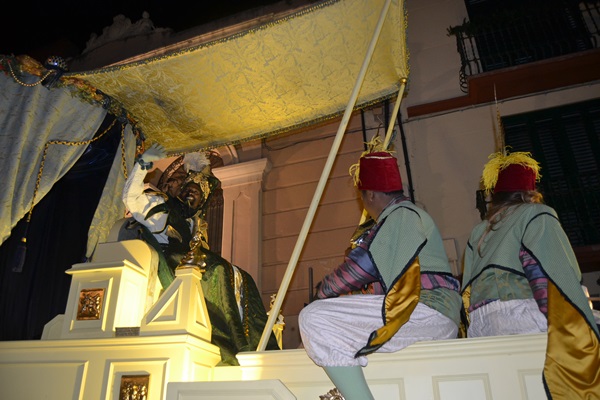 Cavalcada dels Reis a Vilanova i la Geltrú 2015. La carrossa del rei Baltasar. Cavalcada dels Reis a Vilanova i la Geltrú 2015