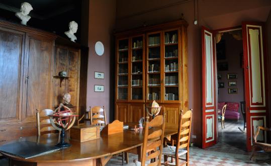 La biblioteca de la Masia den Cabanyes. Llibres del poeta sense llengua