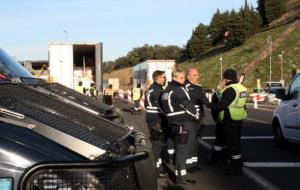 Agents de la policia francesa i de la policia espanyola controlant els vehicles que passen per la frontera al seu pas per La Jonquera i El Pertús . AC