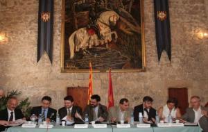 Alcaldes i presidents dels consells comarcals signant el Pacte de Sant Martí al 2004. Carles Castro