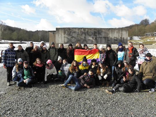 Amical. Alumnes de l'institut Lluch i Rafecas de Vilanova visiten el Camp de Buchenwald