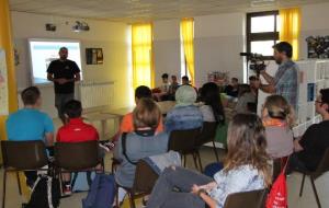 Alumnes dels instituts participen en un taller de rap contra el racisme i la discriminació