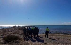 Xavier Grau. Ampli desplegament a la platja de la Mota per avís de caiguda dun objecte al mar