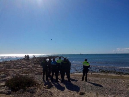 Xavier Grau. Ampli desplegament a la platja de la Mota per avís de caiguda dun objecte al mar