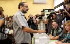 Antonio Baños, en el moment de dipositar el seu vot a l'urna de l'escola el Timbaler del Bruc de Barcelona. ACN