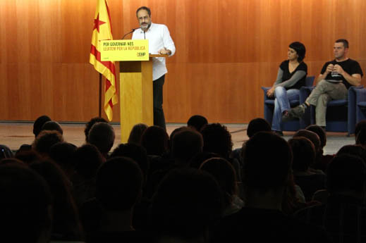 Antonio Baños, parlant al costat d'Anna Gabriel a la Conferència Política de la CUP. Rafa Garrido/ACN
