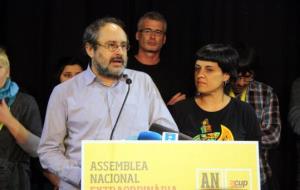 antonio Baños valorant els resultats de la votació acompanyat d'Anna Gabriel. ACN/ Mar Martí