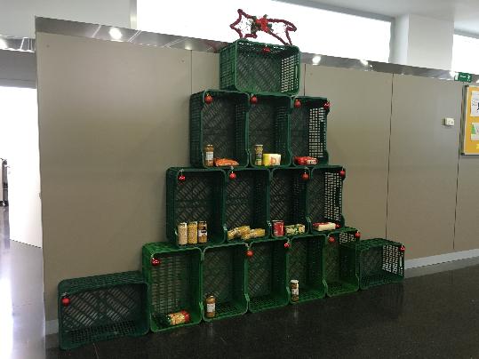 Arbre solidari de l'escola d'adults de Cunit per Nadal. Ajuntament de Cunit